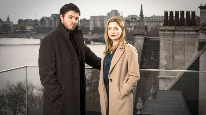 Tom Burke đóng vai Cormoran Strike và Holliday Grainger vai Robin Ellacott