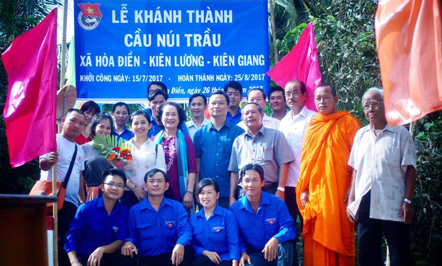 Chị Hiền (áo trắng) trong lễ khánh thành cầu Núi Trầu tại Kiên Lương, Kiên Giang Chị Hiền (áo trắng) trong lễ khánh thành cầu Núi Trầu tại Kiên Lương, Kiên Giang