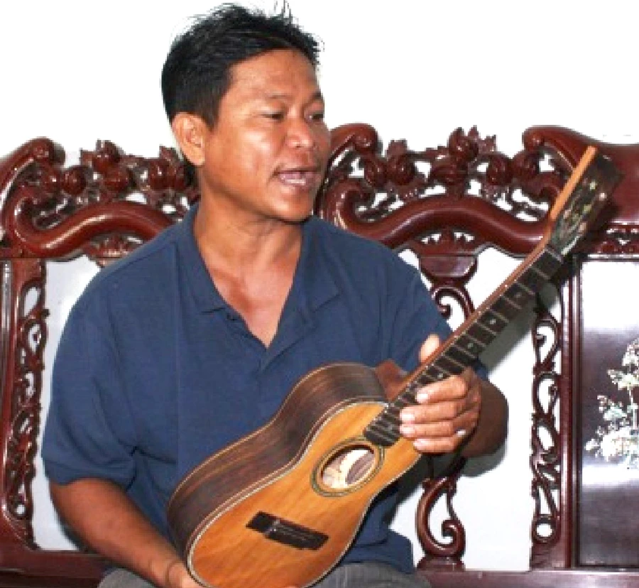 Anh Nam giới thiệu đàn Ukulele, nhạc cụ Hawai du nhập vào Việt Nam được giới trẻ ưa thích