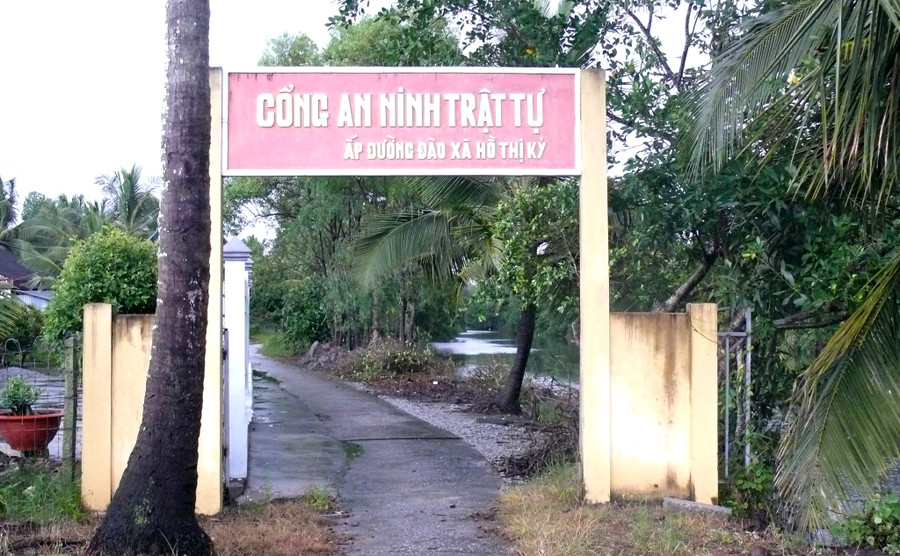 Con đường nhỏ dẫn vào phum sóc được mệnh danh là “Xóm Khmer nghèo hiếu học” hay “xóm đại học”