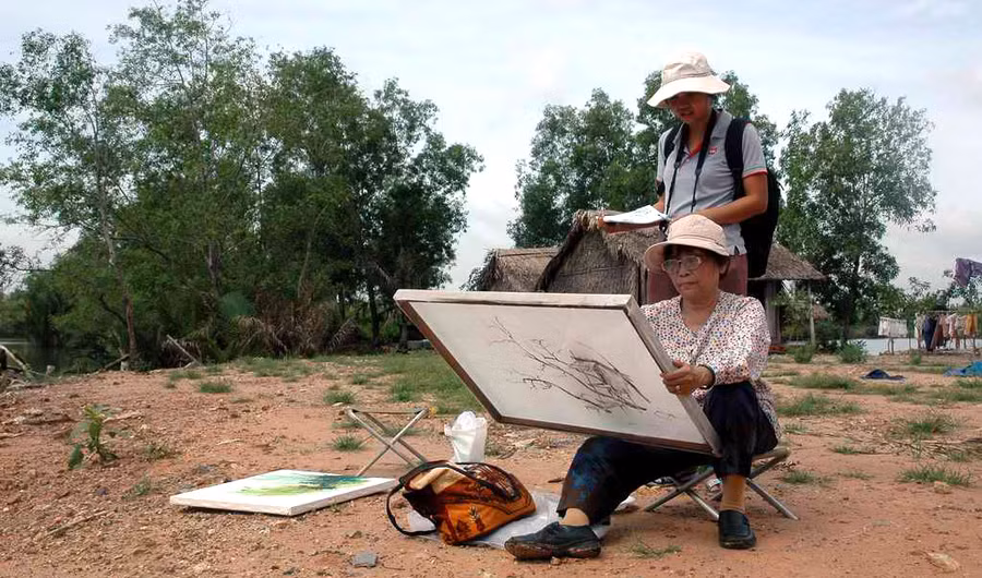 Họa sĩ Nguyễn Thị Tâm trong một chuyến đi sáng tác