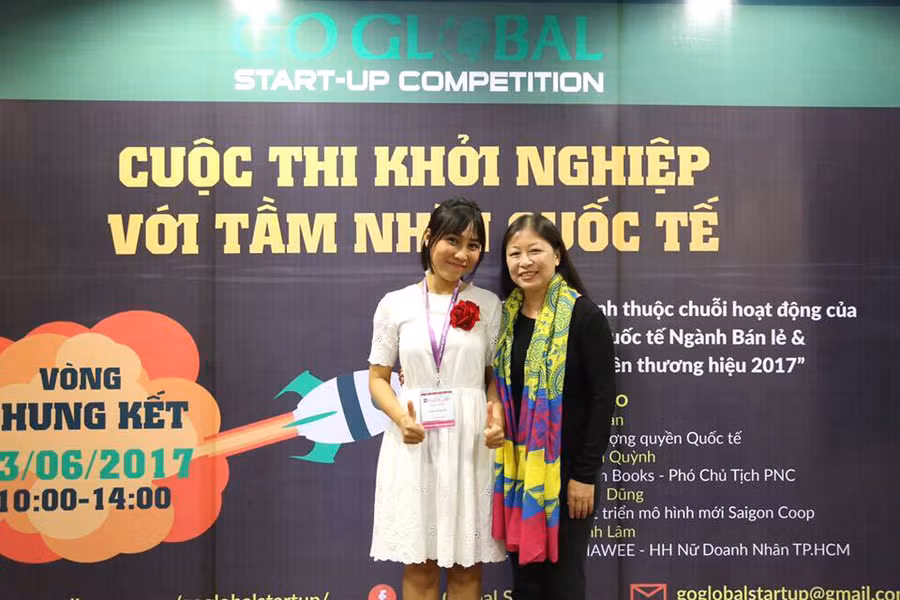 CEO 8X Phạm Hồng Vân (trái) tại Cuộc thi khởi nghiệp với tầm nhìn quốc tế