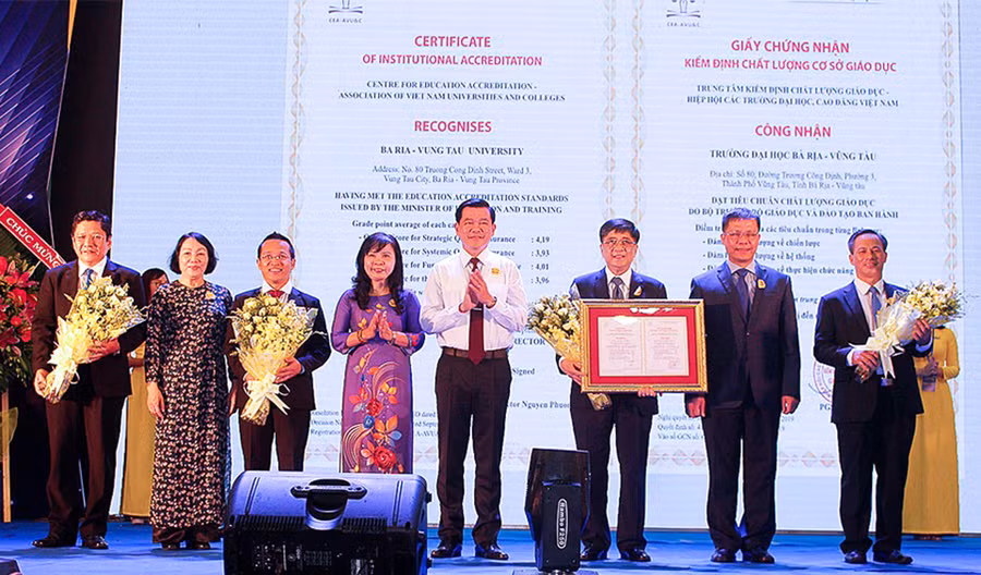 Ông Nguyễn Hồng Lĩnh, Ủy viên Trung ương Đảng, Bí thư Tỉnh ủy, Chủ tịch HĐND tỉnh (thứ 4 từ phải qua) cùng lãnh đạo Trung tâm Kiểm định chất lượng giáo dục Hiệp hội các trường ĐH-CĐ Việt Nam (Bộ GD&ĐT) trao Quyết định Chứng nhận kiểm định chất lượng giáo dục cho Trường ĐH Bà Rịa - Vũng Tàu.