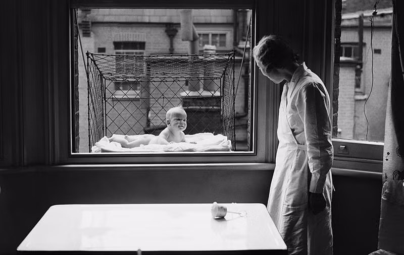 Cái nôi được gắn bên ngoài một cửa sổ khối nhà cao tầng vào ngày 23/6/1937.