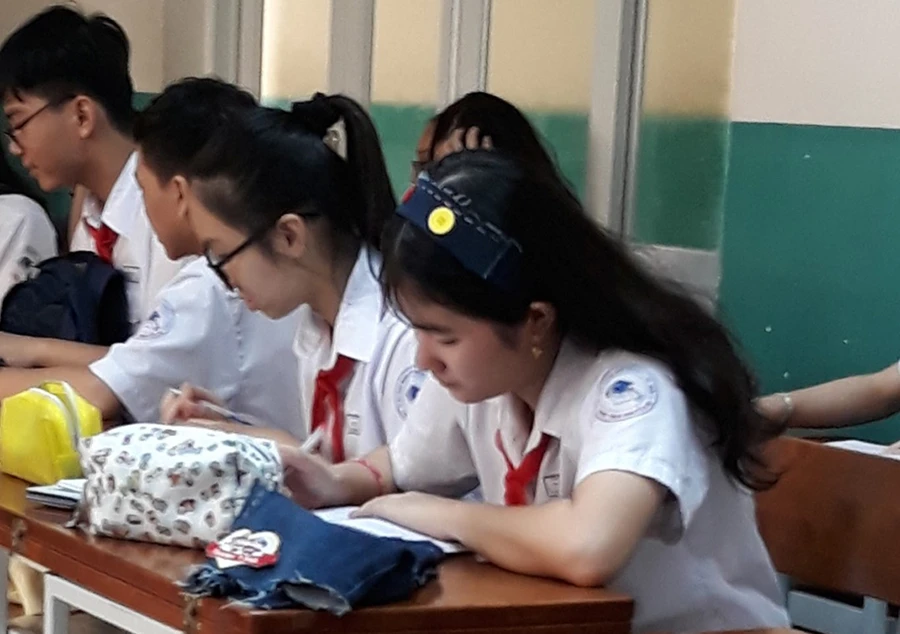 Học sinh trình bày đề tài trong tiết học trải nghiệm sáng tạo Tiếng Anh.