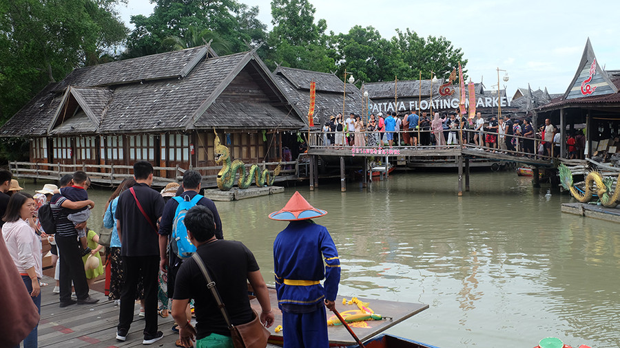 Một góc chợ nổi ở Pattaya (Thái Lan) thu hút nhiều du khách tham quan