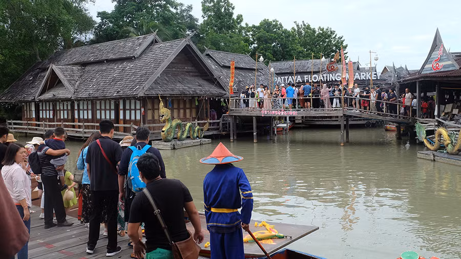 Một góc chợ nổi ở Pattaya (Thái Lan) thu hút nhiều du khách tham quan