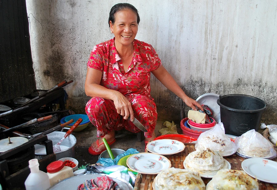 Chị Lành đang đúc bánh khoái cá kình