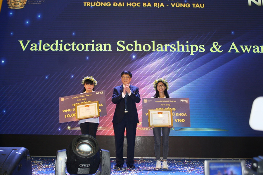 GS.TS Nguyễn Lộc - Hiệu trường nhà trường trao học bổng cho 2 tân thủ khoa ĐH chính quy năm học 2019- 2020