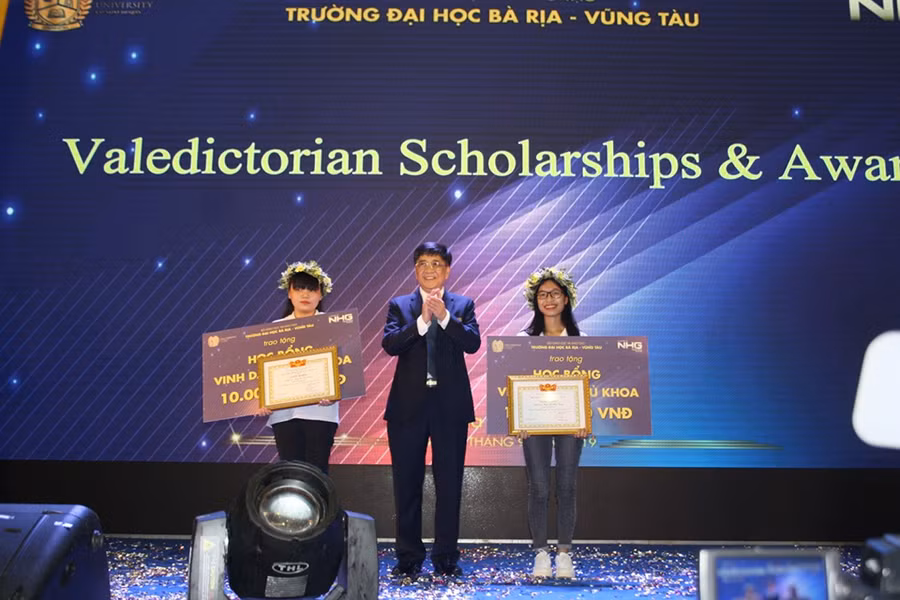 GS.TS Nguyễn Lộc - Hiệu trường nhà trường trao học bổng cho 2 tân thủ khoa ĐH chính quy năm học 2019- 2020