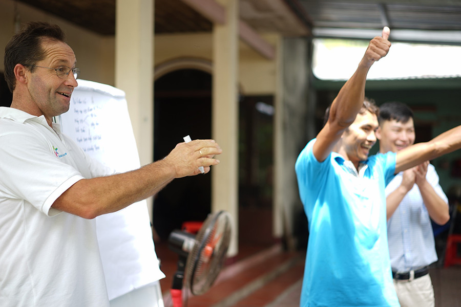 Người nông dân được trang bị kỹ năng chăn nuôi và kiểm soát rủi ro liên quan đến sức khỏe đàn bò Người nông dân được trang bị kỹ năng chăn nuôi và kiểm soát rủi ro liên quan đến sức khỏe đàn bò