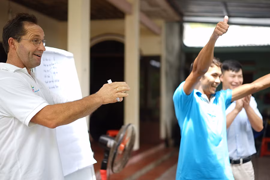 Người nông dân được trang bị kỹ năng chăn nuôi và kiểm soát rủi ro liên quan đến sức khỏe đàn bò