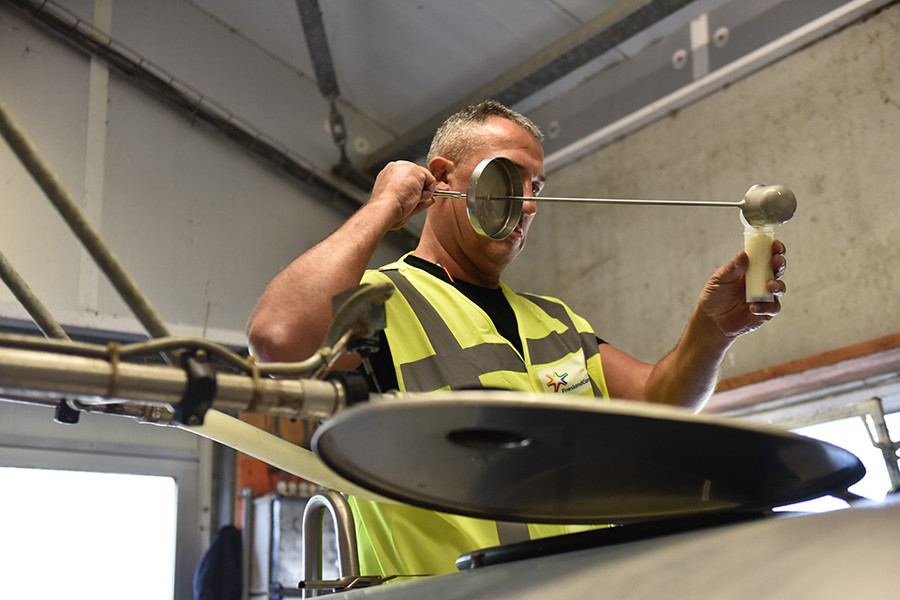 Trong vòng 20 phút sau khi thu hoạch, sữa nguyên liệu phải được làm lạnh ngay để bảo toàn thành phần tự nhiên có trong sữa. Trong vòng 20 phút sau khi thu hoạch, sữa nguyên liệu phải được làm lạnh ngay để bảo toàn thành phần tự nhiên có trong sữa.