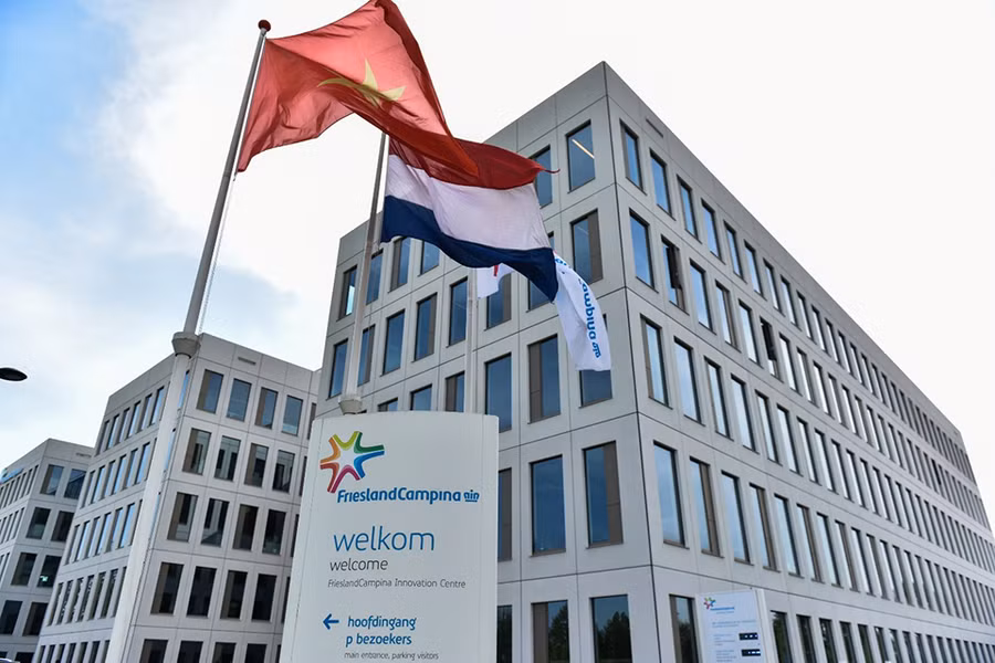 Biểu tượng vương miện trên logo là minh chứng cho bề dày lịch sử và đóng góp của Cô Gái Hà Lan Biểu tượng vương miện trên logo là minh chứng cho bề dày lịch sử và đóng góp của Cô Gái Hà Lan