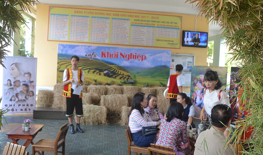 Quán Cà phê Khởi Nghiệp mang phong vị Tây Bắc (Tây Bắc là đề tài Ngữ văn quen thuộc của nhiều thế hệ học sinh)