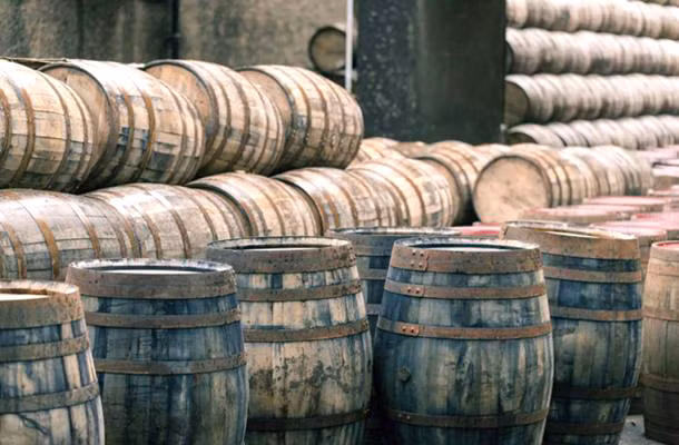 Những thùng ủ bia trong nhà kho