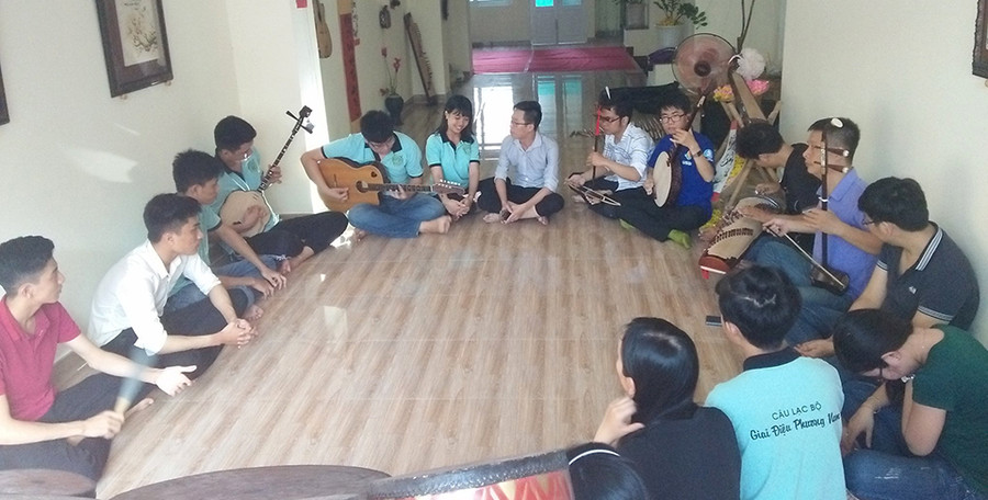 Các bạn trẻ sinh hoạt đờn ca tài tử tại CLB Giai điệu phương Nam Các bạn trẻ sinh hoạt đờn ca tài tử tại CLB Giai điệu phương Nam