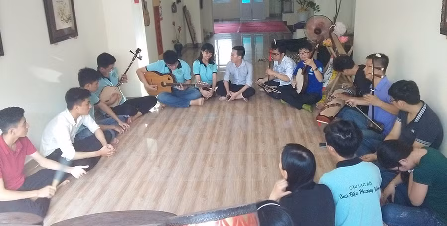 Các bạn trẻ sinh hoạt đờn ca tài tử tại CLB Giai điệu phương Nam