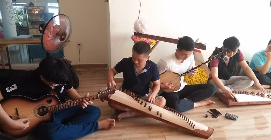 Đến với nhạc cụ truyền thống .