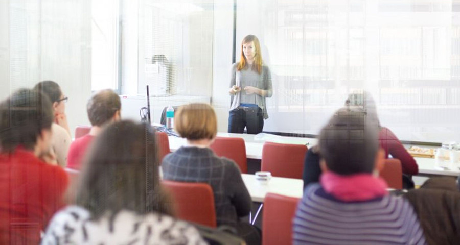 Một số trường tư còn là tấm vé trực tiếp qua cửa Trường Ivy League. Một số trường tư còn là tấm vé trực tiếp qua cửa Trường Ivy League.