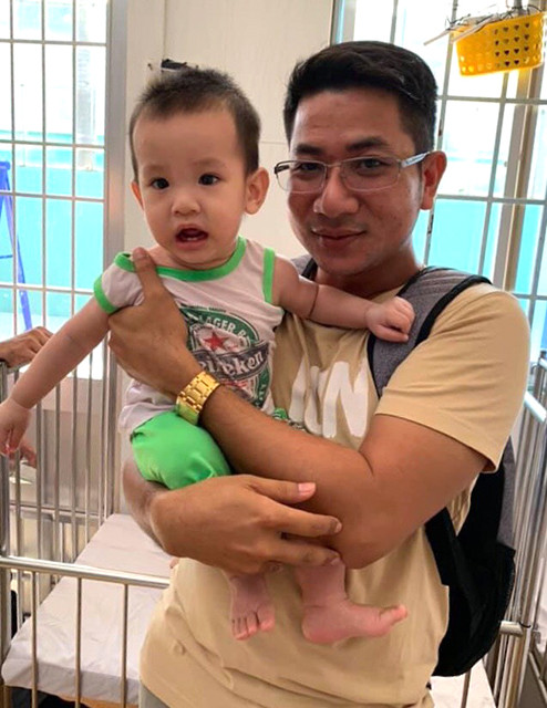 Thầy Nguyễn Quốc Duy trong một chuyến thiện nguyện Thầy Nguyễn Quốc Duy trong một chuyến thiện nguyện