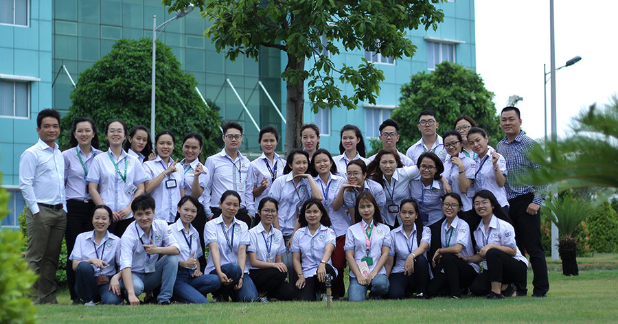 Thầy Dũng Phát (bìa trái) chan hòa, thân thiện với SV. Thầy Dũng Phát (bìa trái) chan hòa, thân thiện với SV.