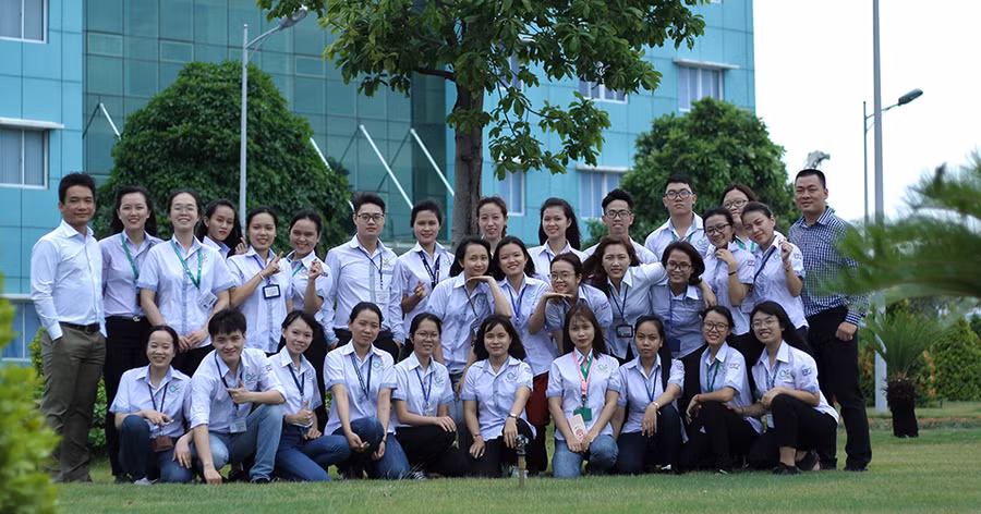 Thầy Dũng Phát (bìa trái) chan hòa, thân thiện với SV.