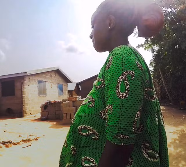 Phụ nữ có thai phải đi nơi khác sinh đẻ.