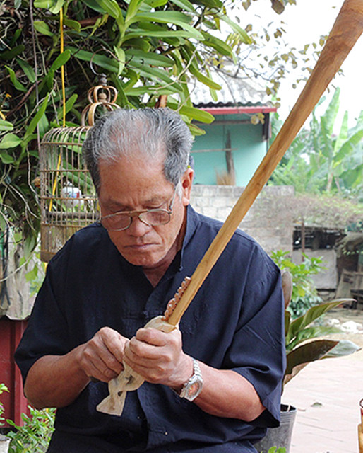 Nghệ sĩ Vi Tơ đang hoàn thiện họa tiết cần đàn Nghệ sĩ Vi Tơ đang hoàn thiện họa tiết cần đàn