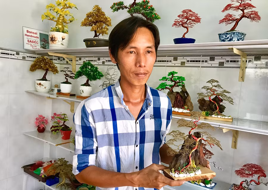 Anh Ngọc Anh giới thiệu các bon sai.