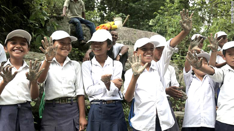 Sinh viên tương tác với thiên nhiên. Sinh viên tương tác với thiên nhiên.