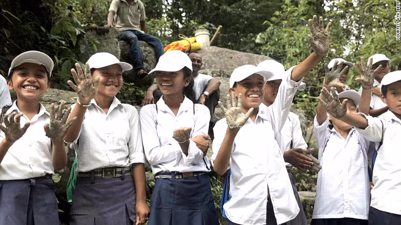 Sinh viên tương tác với thiên nhiên.