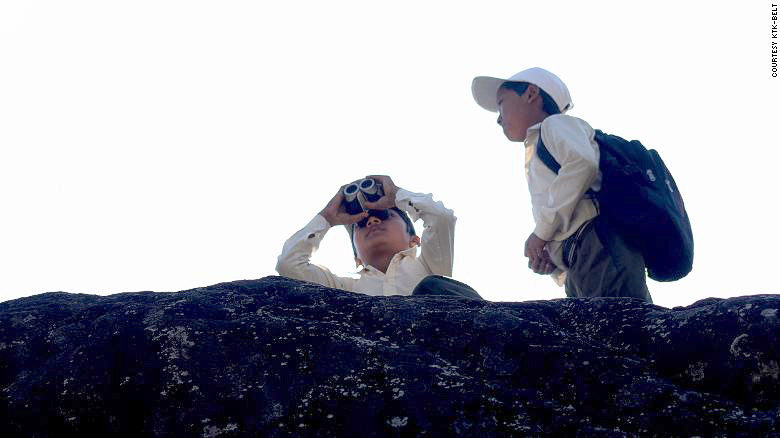 Sinh viên ngắm chim chóc trong một chương trình giáo dục ngoài trời. Sinh viên ngắm chim chóc trong một chương trình giáo dục ngoài trời.