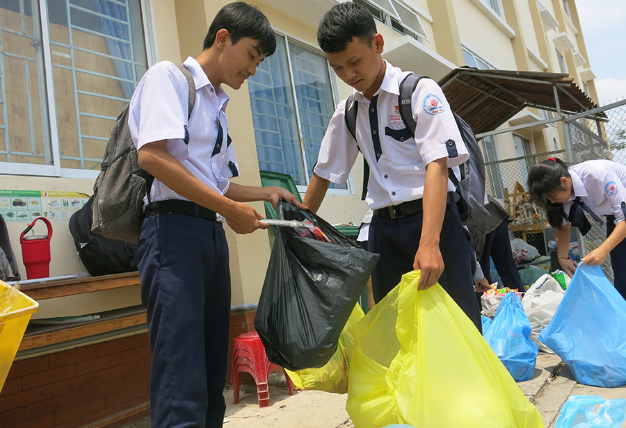 Hoạt động thu gom rác thải, phân loại rác thải đều được học sinh các khối lớp chấp hành nghiêm túc