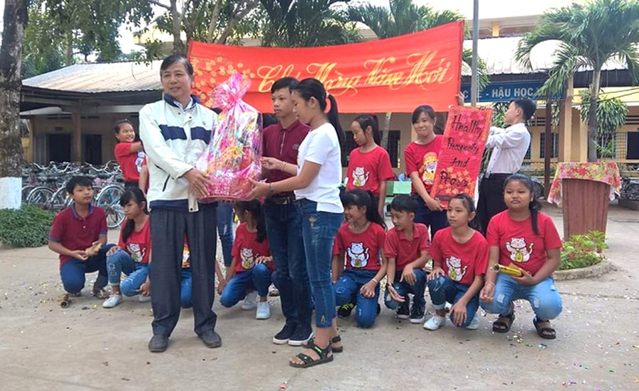 Thầy Nguyễn Hữu Ấm - Hiệu trưởng Trường THCS Thường Phước 1 (huyện Hồng Ngự, Đồng Tháp) tặng quà cho học sinh nghèo Thầy Nguyễn Hữu Ấm - Hiệu trưởng Trường THCS Thường Phước 1 (huyện Hồng Ngự, Đồng Tháp) tặng quà cho học sinh nghèo