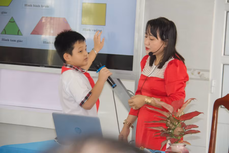 Giáo viên và học sinh Vĩnh Long tham gia thực nghiệm giáo dục STEM.