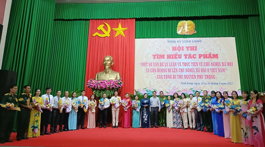 Các thí sinh dự thi nhận hoa lưu niệm của Ban tổ chức. Các thí sinh dự thi nhận hoa lưu niệm của Ban tổ chức.