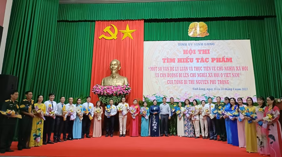 Các thí sinh dự thi nhận hoa lưu niệm của Ban tổ chức. Các thí sinh dự thi nhận hoa lưu niệm của Ban tổ chức.