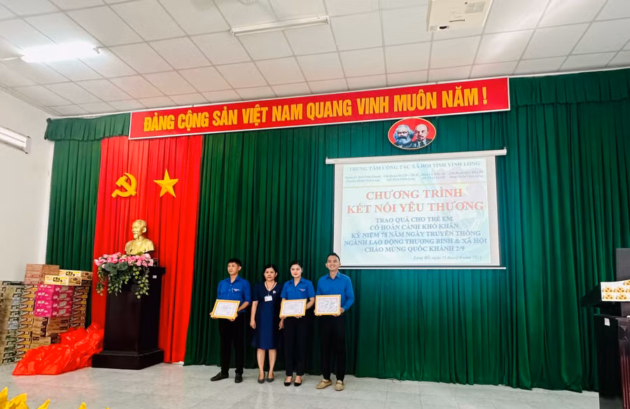 Trao giấy cảm ơn cho những tập, thế cá nhân hỗ trợ cho buổi sinh hoạt.