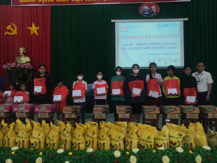 Và được nhận những phần quà thiết thực, ý nghĩa.