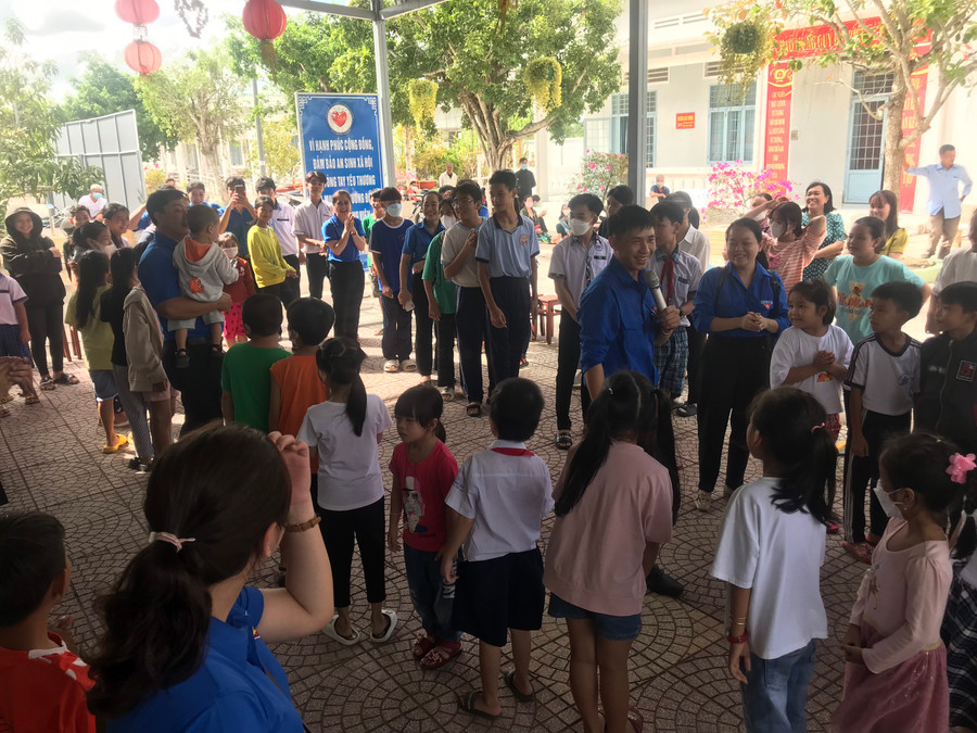 Các em tham gia một số trò chơi.