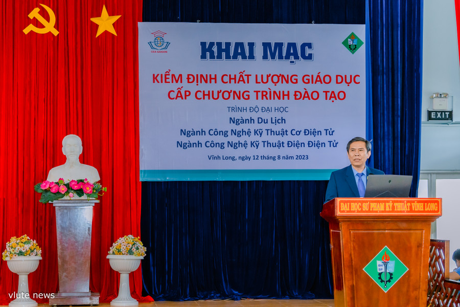 Đại diện lãnh đạo nhà trường phát biểu.