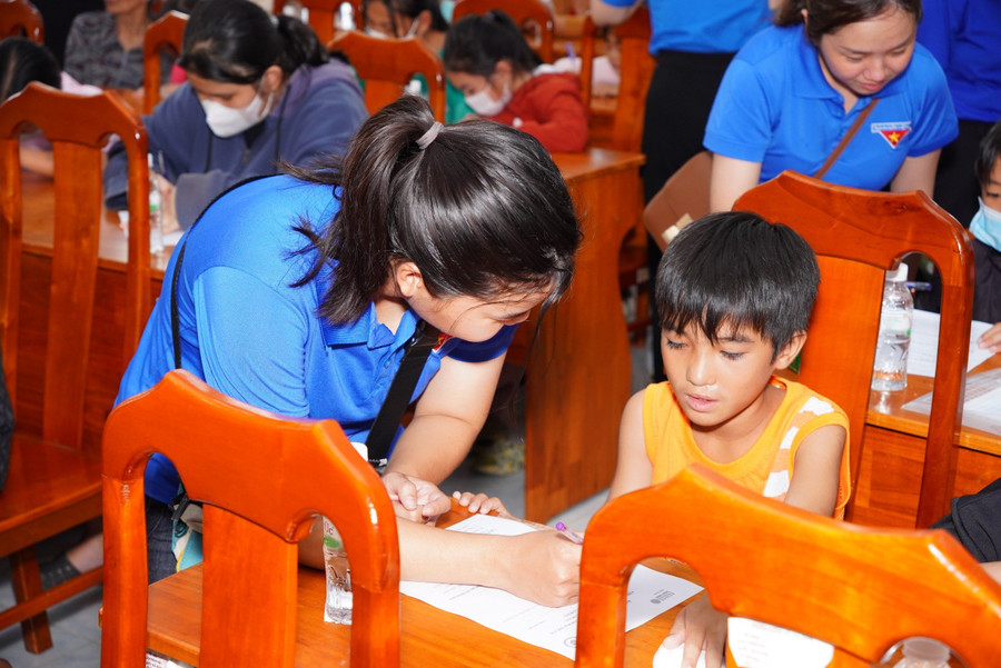 Các em được các anh, chị hướng dẫn một số kỹ năng cần thiết.