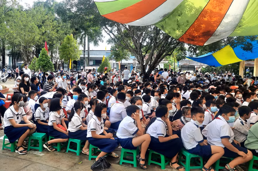 Học sinh Vĩnh Long tựu trường ngày 28/8.