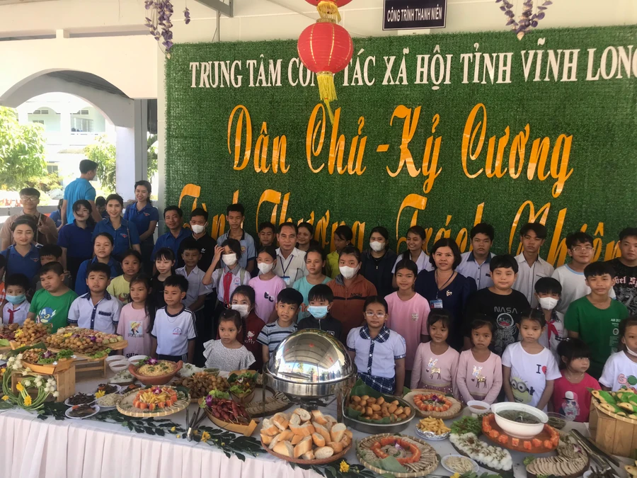 Các em được thưởng thức các món ăn buffet.