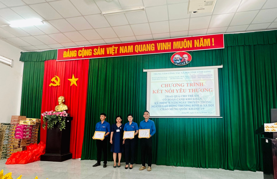 Trao giấy cảm ơn cho những tập, thế cá nhân hỗ trợ cho buổi sinh hoạt.