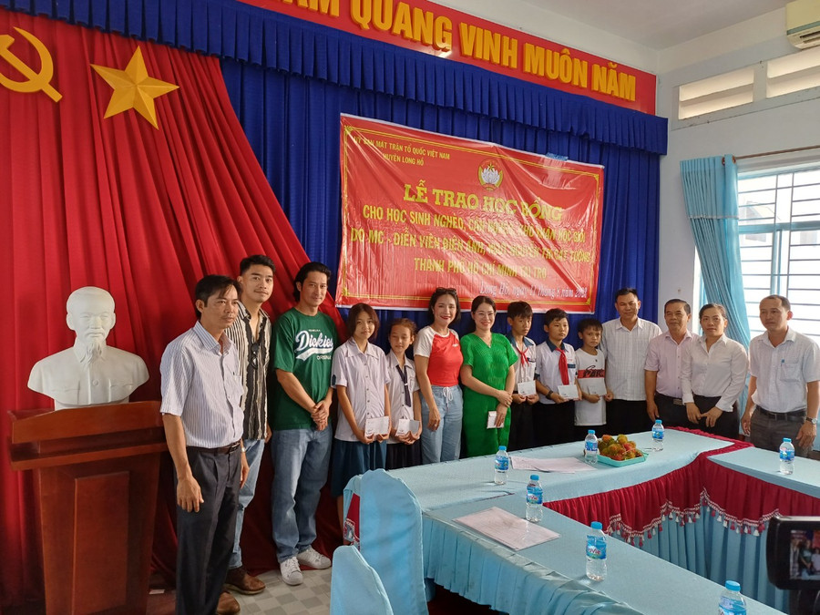 Tặng học bổng cho các em học sinh.