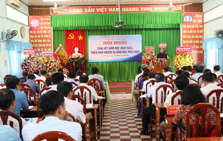 Bà Nguyễn Thị Quyên Thanh, Phó chủ tịch UBND tỉnh Vĩnh Long phát biểu tại hội nghị. Bà Nguyễn Thị Quyên Thanh, Phó chủ tịch UBND tỉnh Vĩnh Long phát biểu tại hội nghị.
