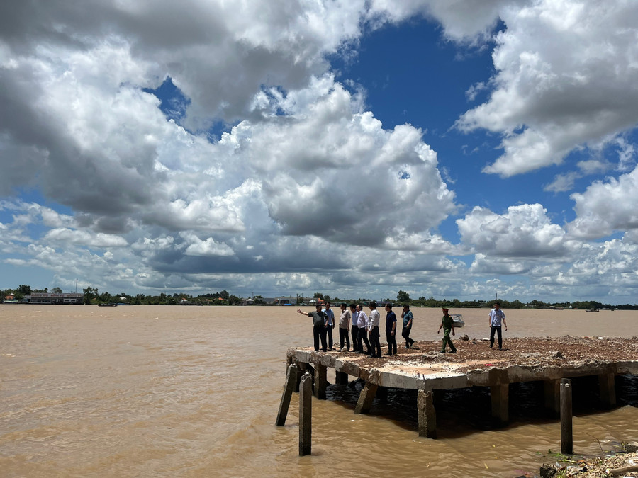 Thủ tướng Phạm Minh Chính thị sát tại khu vực bờ kè sông Tiền ở TP.Vĩnh Long. Thủ tướng Phạm Minh Chính thị sát tại khu vực bờ kè sông Tiền ở TP.Vĩnh Long.