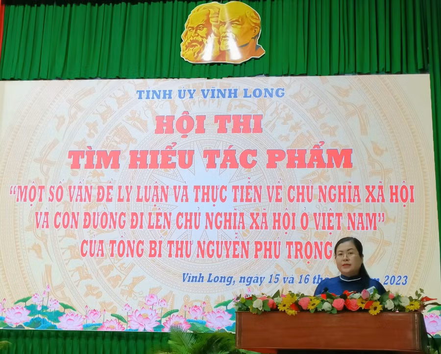 Bà Nguyễn Thị Minh Trang, Trưởng Ban Tuyên giáo Tỉnh ủy phát biểu khai mạc hội thi. Bà Nguyễn Thị Minh Trang, Trưởng Ban Tuyên giáo Tỉnh ủy phát biểu khai mạc hội thi.